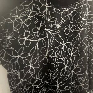 It is a woman short sleeve shirt apt.9